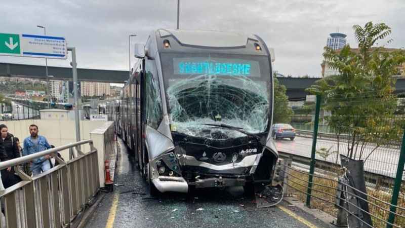 Kadıköy'de metrobüs kazası Kadıköy'de metrobüs kazası