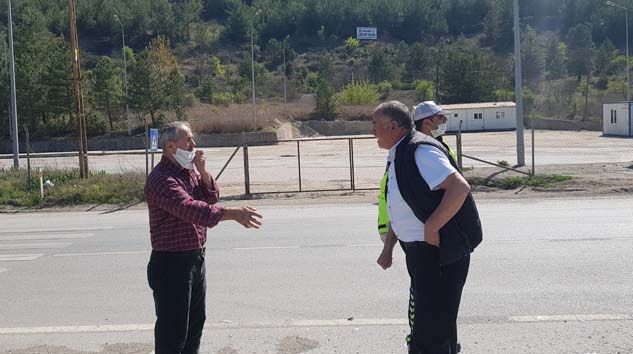 Trafik kazası sonrası sosyal mesafeyi koruyarak dakikalarca tartıştılar