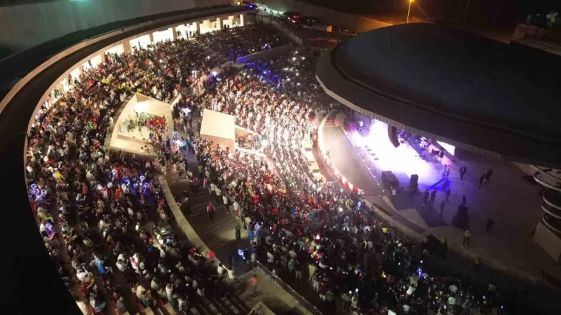 Ünlü şarkıcı konser esnasında sahneden düştü: O anlar kamerada Ünlü şarkıcı konser esnasında sahneden düştü: O anlar kamerada