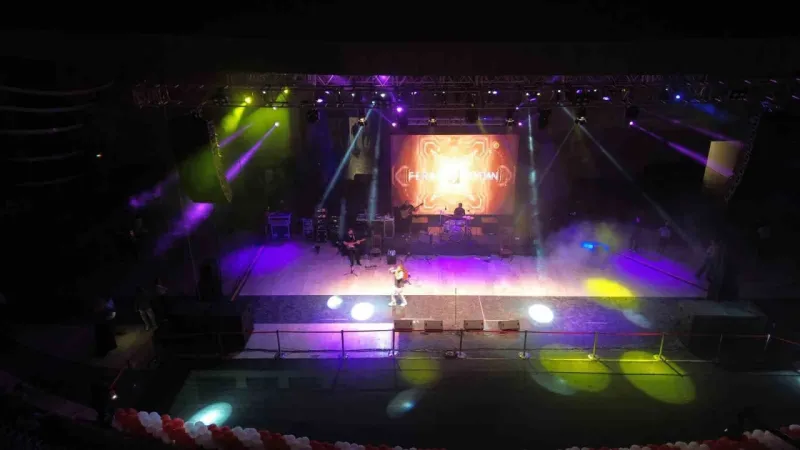 Ünlü şarkıcı konser esnasında sahneden düştü: O anlar kamerada Ünlü şarkıcı konser esnasında sahneden düştü: O anlar kamerada