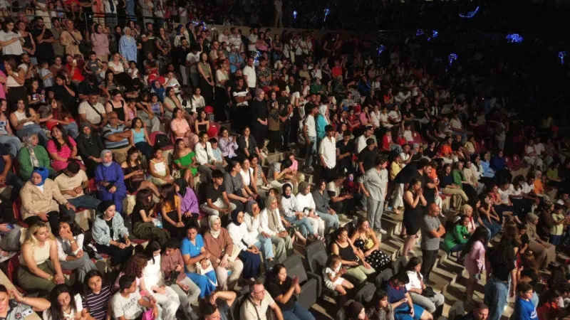 Ünlü şarkıcı konser esnasında sahneden düştü: O anlar kamerada Ünlü şarkıcı konser esnasında sahneden düştü: O anlar kamerada