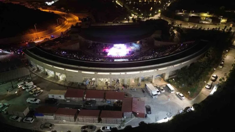 Ünlü şarkıcı konser esnasında sahneden düştü: O anlar kamerada Ünlü şarkıcı konser esnasında sahneden düştü: O anlar kamerada