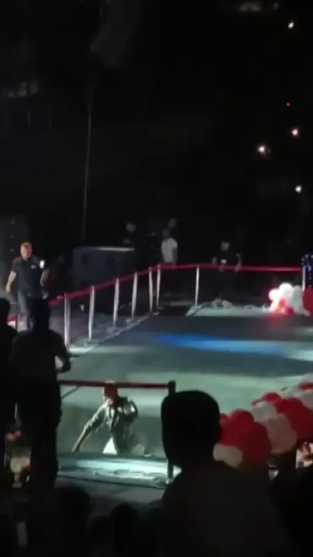Ünlü şarkıcı konser esnasında sahneden düştü: O anlar kamerada Ünlü şarkıcı konser esnasında sahneden düştü: O anlar kamerada