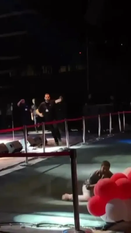 Ünlü şarkıcı konser esnasında sahneden düştü: O anlar kamerada Ünlü şarkıcı konser esnasında sahneden düştü: O anlar kamerada