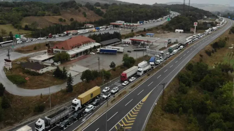 Bolu Dağı’nda kilometrelerce araç kuyruğu oluştu Bolu Dağı’nda kilometrelerce araç kuyruğu oluştu