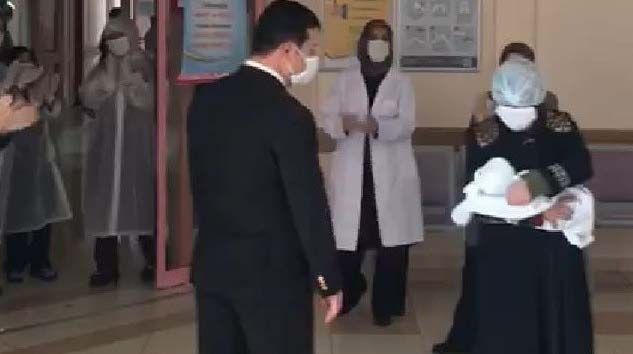 Koronayı yenen 15 günlük bebek alkışlarla taburcu edildi