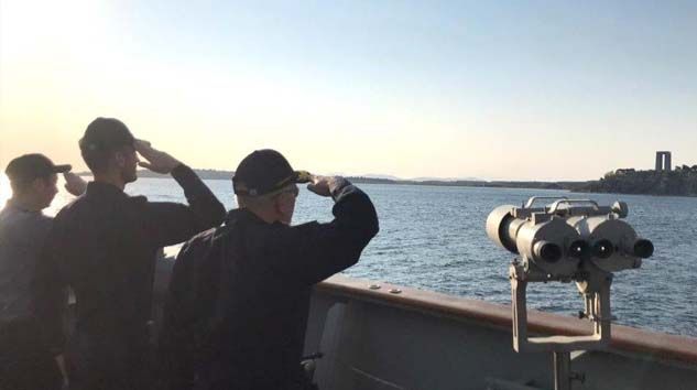 NATO Görev Grubu’ndan Çanakkale şehitlerine selam