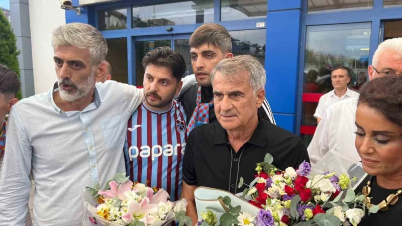 Şenol Güneş, Trabzon’da çiçeklerle karşılandı