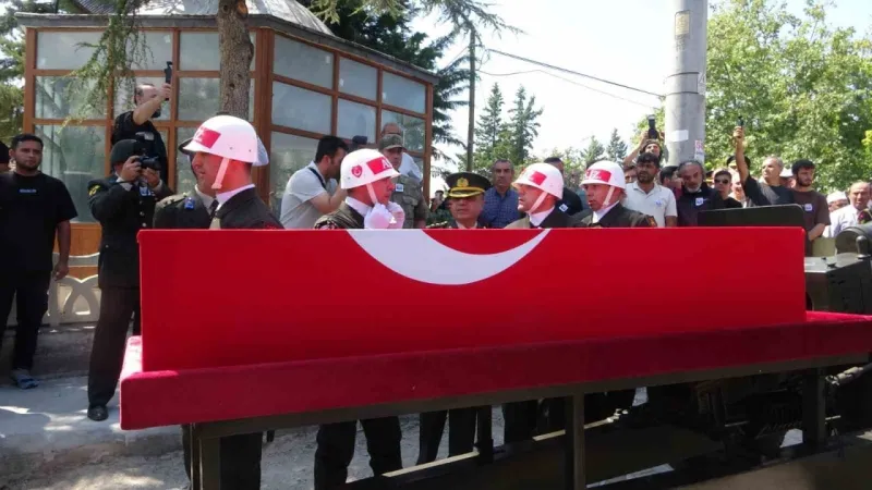 Şehit Piyade Binbaşı Isparta’da son yolculuğuna uğurlandı Şehit Piyade Binbaşı Isparta’da son yolculuğuna uğurlandı
