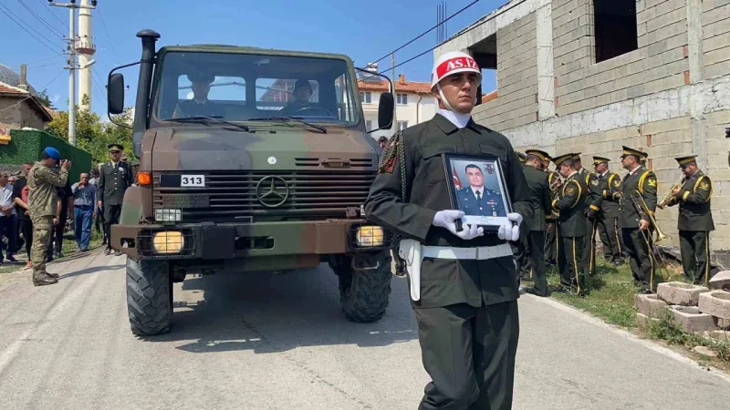 Şehit Piyade Binbaşı Isparta’da son yolculuğuna uğurlandı Şehit Piyade Binbaşı Isparta’da son yolculuğuna uğurlandı