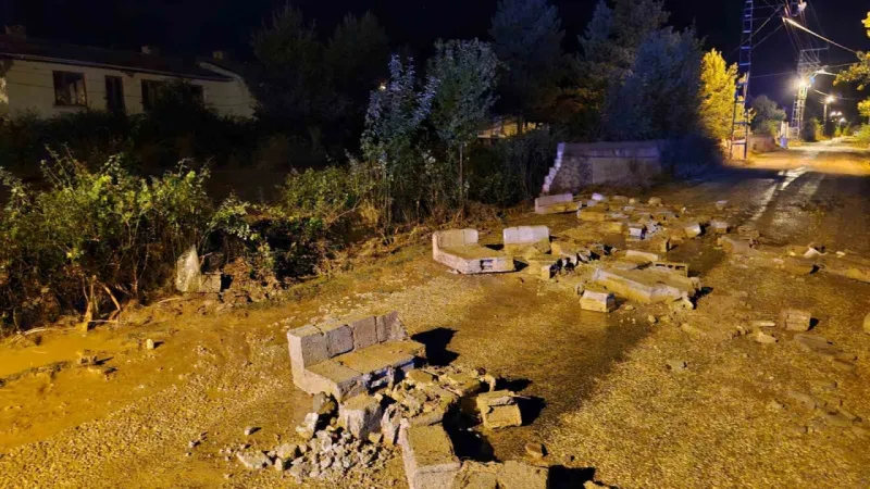 Çorum’u sel vurdu: Sağlık ocağının duvarı yıkıldı, araçlar mahsur kaldı, yollar göle döndü Çorum’u sel vurdu: Sağlık ocağının duvarı yıkıldı, araçlar mahsur kaldı, yollar göle döndü