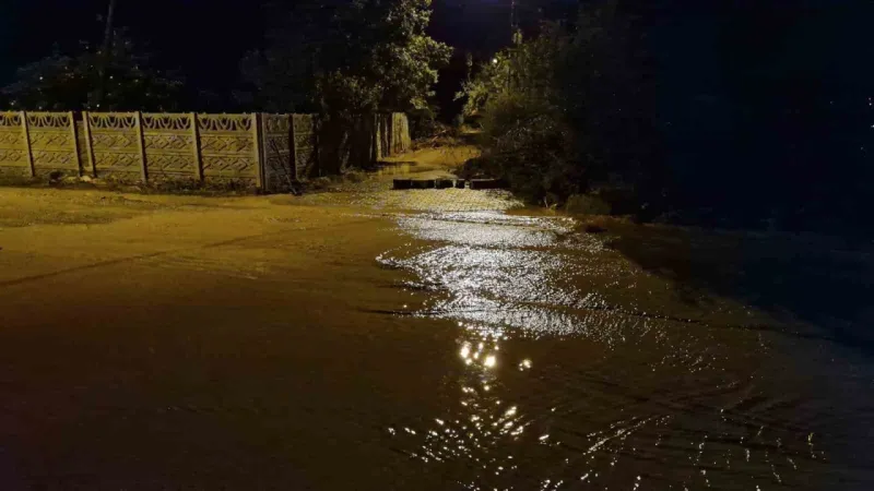 Çorum’u sel vurdu: Sağlık ocağının duvarı yıkıldı, araçlar mahsur kaldı, yollar göle döndü Çorum’u sel vurdu: Sağlık ocağının duvarı yıkıldı, araçlar mahsur kaldı, yollar göle döndü