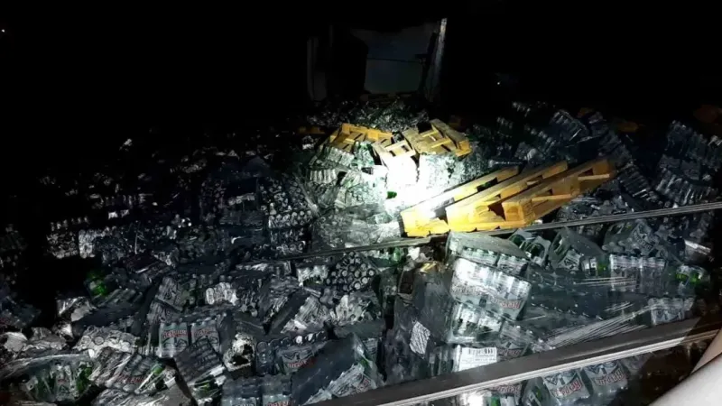 Bolu’da maden suyu yüklü tır devrildi, yol trafiğe kapandı Bolu’da maden suyu yüklü tır devrildi, yol trafiğe kapandı