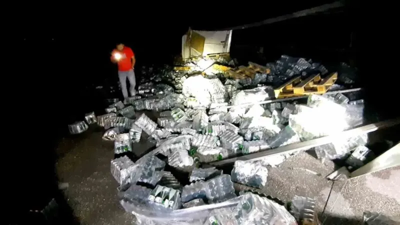 Bolu’da maden suyu yüklü tır devrildi, yol trafiğe kapandı Bolu’da maden suyu yüklü tır devrildi, yol trafiğe kapandı