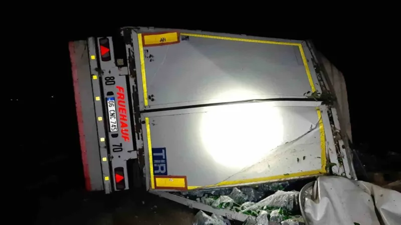 Bolu’da maden suyu yüklü tır devrildi, yol trafiğe kapandı Bolu’da maden suyu yüklü tır devrildi, yol trafiğe kapandı