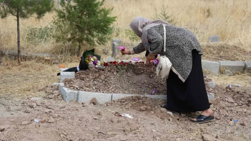 Narin, gelinliği tabuta bırakılarak gözyaşları içinde defnedildi Narin, gelinliği tabuta bırakılarak gözyaşları içinde defnedildi