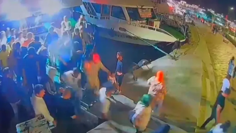 Fatih’te dehşet anları kamerada: Anne ve çocuğu tur teknesinden denize düştü