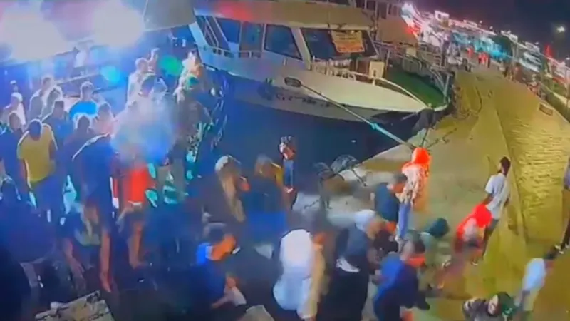 Fatih’te dehşet anları kamerada: Anne ve çocuğu tur teknesinden denize düştü