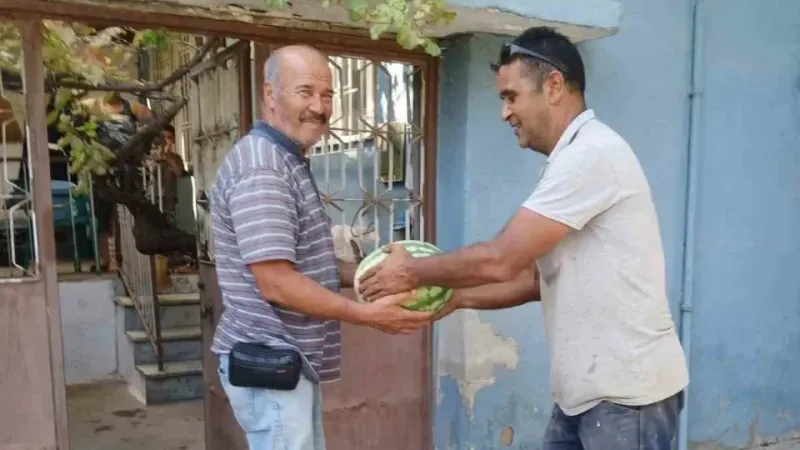Vatandaşlara 2 kamyon karpuz dağıtıldı