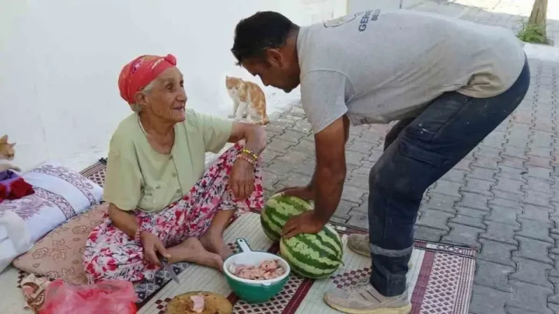 Vatandaşlara 2 kamyon karpuz dağıtıldı