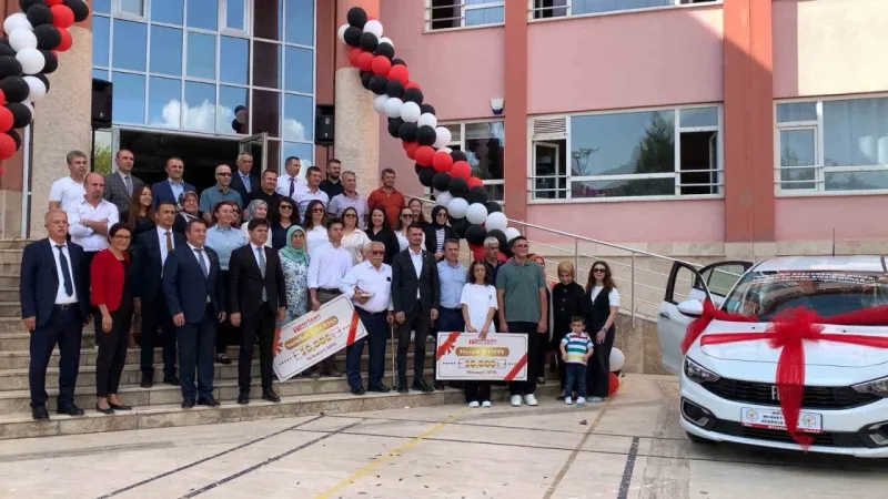 Üniversiteye geçiş sınavında Türkiye 29’uncusu olan öğrenciye otomobil hediye ettiler
