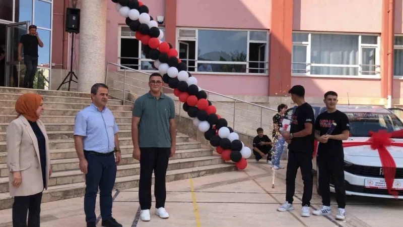 Üniversiteye geçiş sınavında Türkiye 29’uncusu olan öğrenciye otomobil hediye ettiler