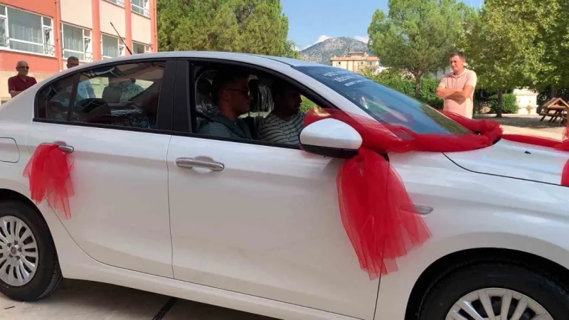 Üniversiteye geçiş sınavında Türkiye 29’uncusu olan öğrenciye otomobil hediye ettiler