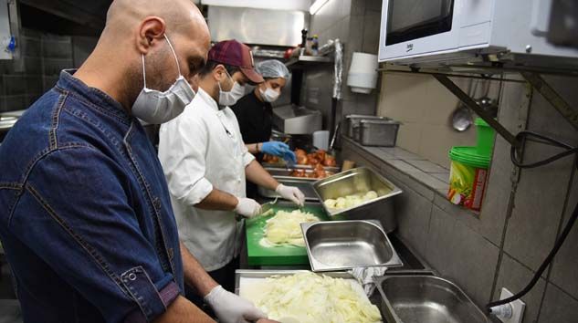 Türkiye’nin en iyi şefleri Kadıköylü komşuları için mutfakta