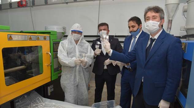 Koronavirüsle mücadele seferberliğine tüm plastik meslek liseleri katılıyor