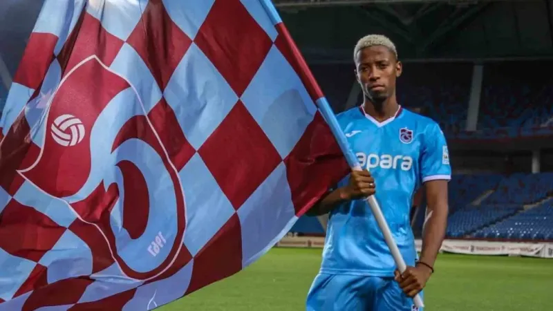 Trabzonspor Siman Banza ve Serdar Saatçı’ya stadyumda forma giydirdi