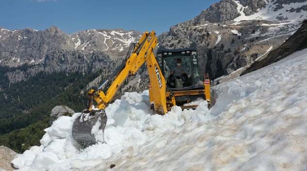 Antalya’da Nisan ayında karla mücadele çalışması