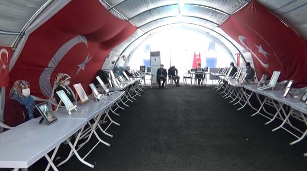 Evlat nöbetindeki ailelerden Bakan Soylu’ya destek