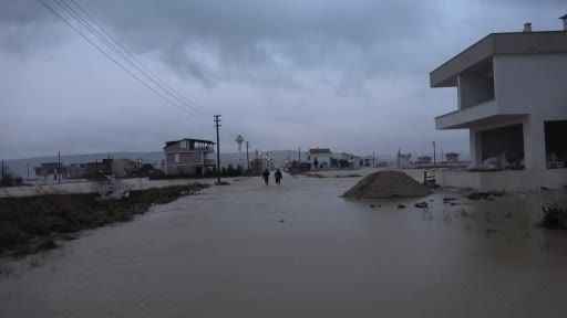 Çanakkale’de yazlık evlerin bulunduğu bölge sular altında kaldı Çanakkale’de yazlık evlerin bulunduğu bölge sular altında kaldı