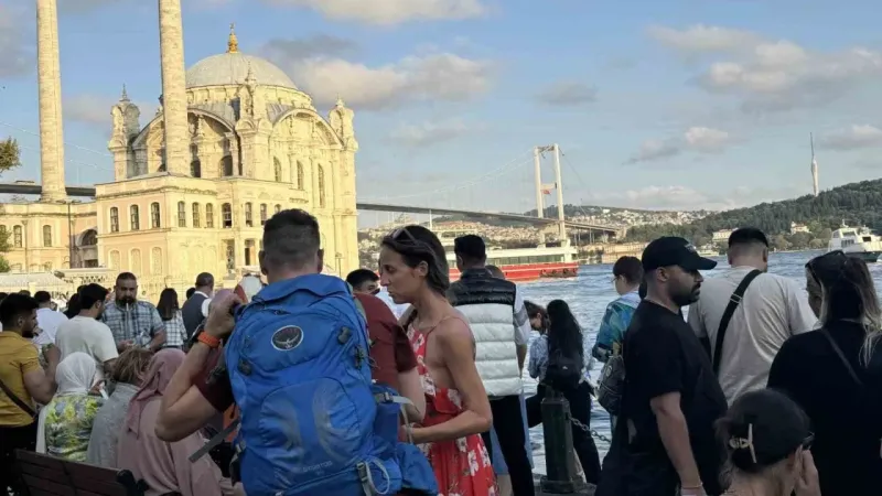 Halat üzerinde 15 Temmuz Köprüsü’nü geçen atleti vatandaşlar ilgiyle izledi