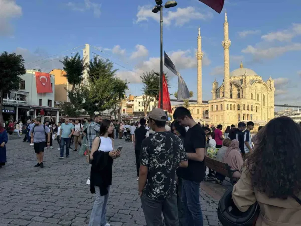 Halat üzerinde 15 Temmuz Köprüsü’nü geçen atleti vatandaşlar ilgiyle izledi