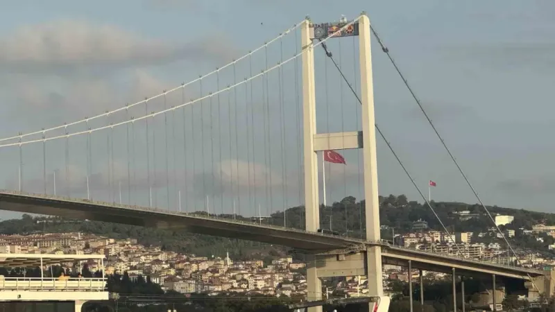 Halat üzerinde 15 Temmuz Köprüsü’nü geçen atleti vatandaşlar ilgiyle izledi