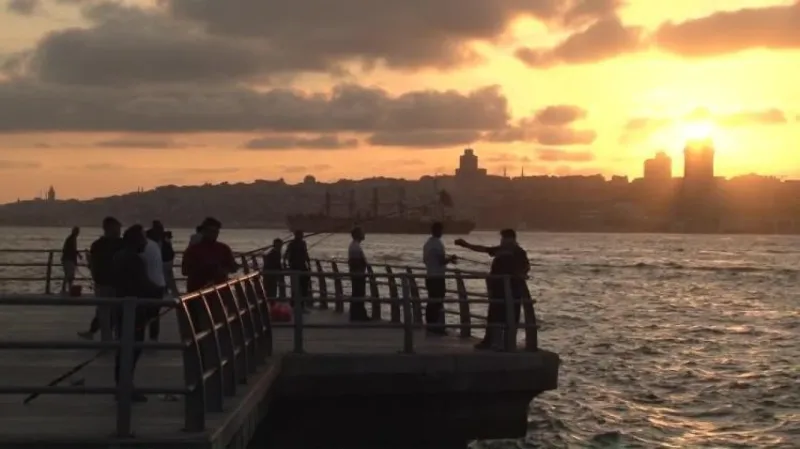Halat üzerinde 15 Temmuz Köprüsü’nü geçen atleti vatandaşlar ilgiyle izledi