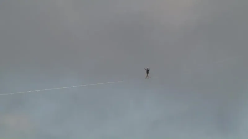 Halat üzerinde 15 Temmuz Köprüsü’nü geçen atleti vatandaşlar ilgiyle izledi