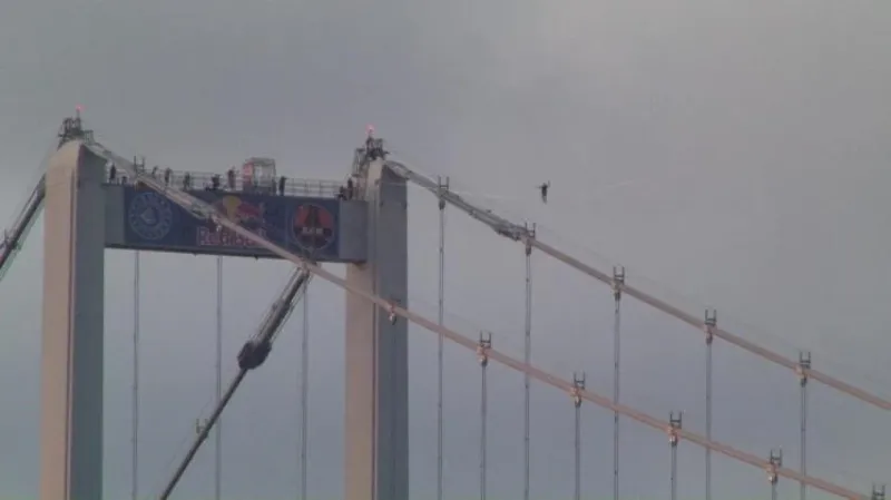 Halat üzerinde 15 Temmuz Köprüsü’nü geçen atleti vatandaşlar ilgiyle izledi