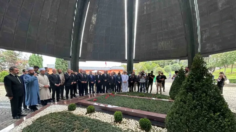 Adnan Menderes ve yol arkadaşları kabirleri başında anıldı Adnan Menderes ve yol arkadaşları kabirleri başında anıldı