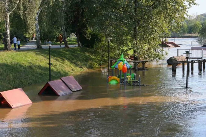Polonya’da fırtınanın vurduğu bölgeler Bayraktar SİHA ile izleniyor Polonya’da fırtınanın vurduğu bölgeler Bayraktar SİHA ile izleniyor