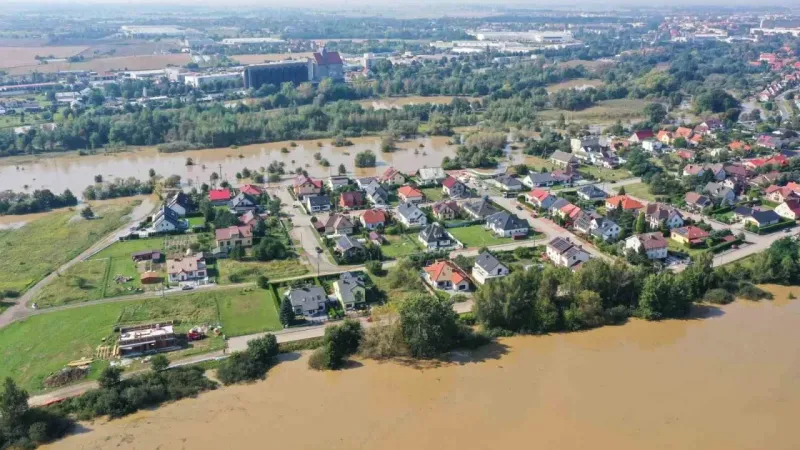 Polonya’da fırtınanın vurduğu bölgeler Bayraktar SİHA ile izleniyor Polonya’da fırtınanın vurduğu bölgeler Bayraktar SİHA ile izleniyor