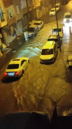 İstanbul’da sağanak etkili oldu, yollar dereye döndü