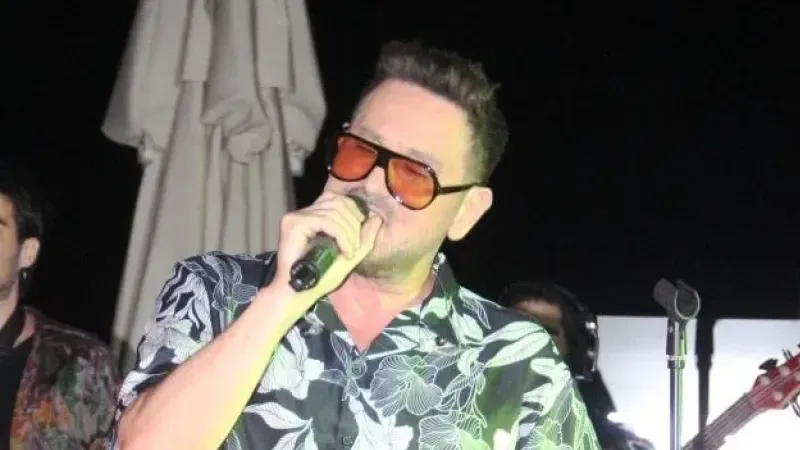 Ünlü şarkıcı Metin Arolat hayatını kaybetti Ünlü şarkıcı Metin Arolat hayatını kaybetti