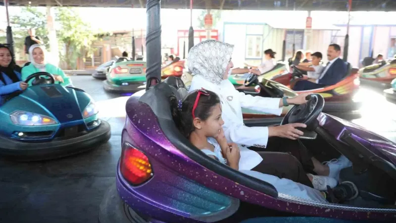 Bakan Göktaş, depremzede çocuklarla lunaparka gitti