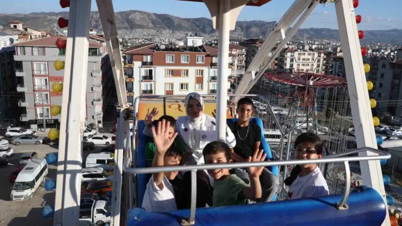 Bakan Göktaş, depremzede çocuklarla lunaparka gitti