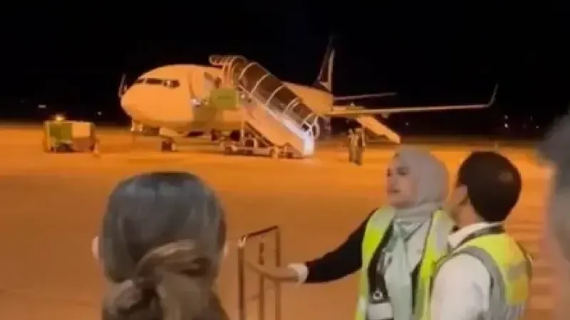 A Jet pilotu "Uçuş sürem doldu" dedi, mağdur olan yolcular isyan etti