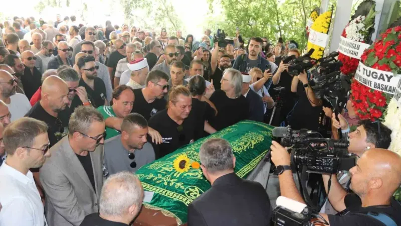 Metin Arolat’ın cenazesi İzmir’de gözyaşlarıyla uğurlandı Metin Arolat’ın cenazesi İzmir’de gözyaşlarıyla uğurlandı