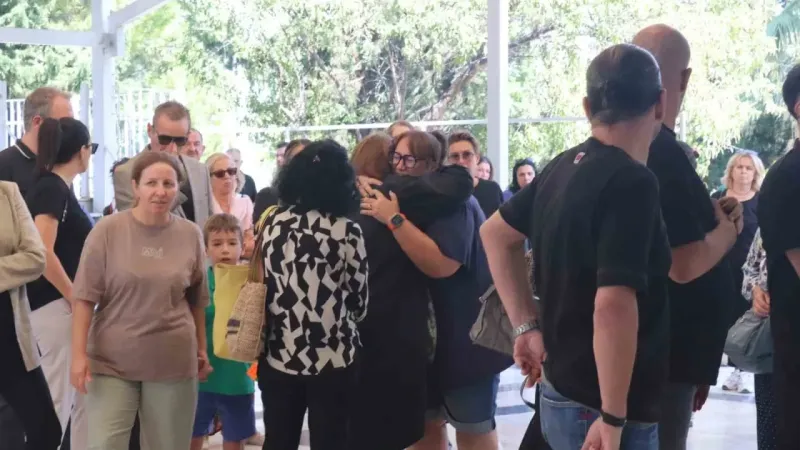 Metin Arolat’ın cenazesi İzmir’de gözyaşlarıyla uğurlandı Metin Arolat’ın cenazesi İzmir’de gözyaşlarıyla uğurlandı