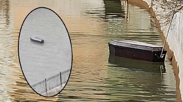 Nehirde yüzen tabutlar